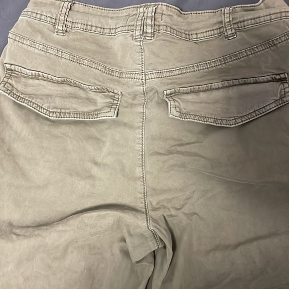 Garage Cargos - Picture 3 of 3